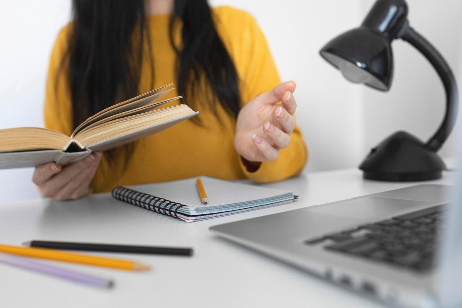 Espace de travail avec documents financiers
